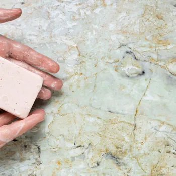 PULIZIA E CURA DELLE LAPIDI IN MARMO